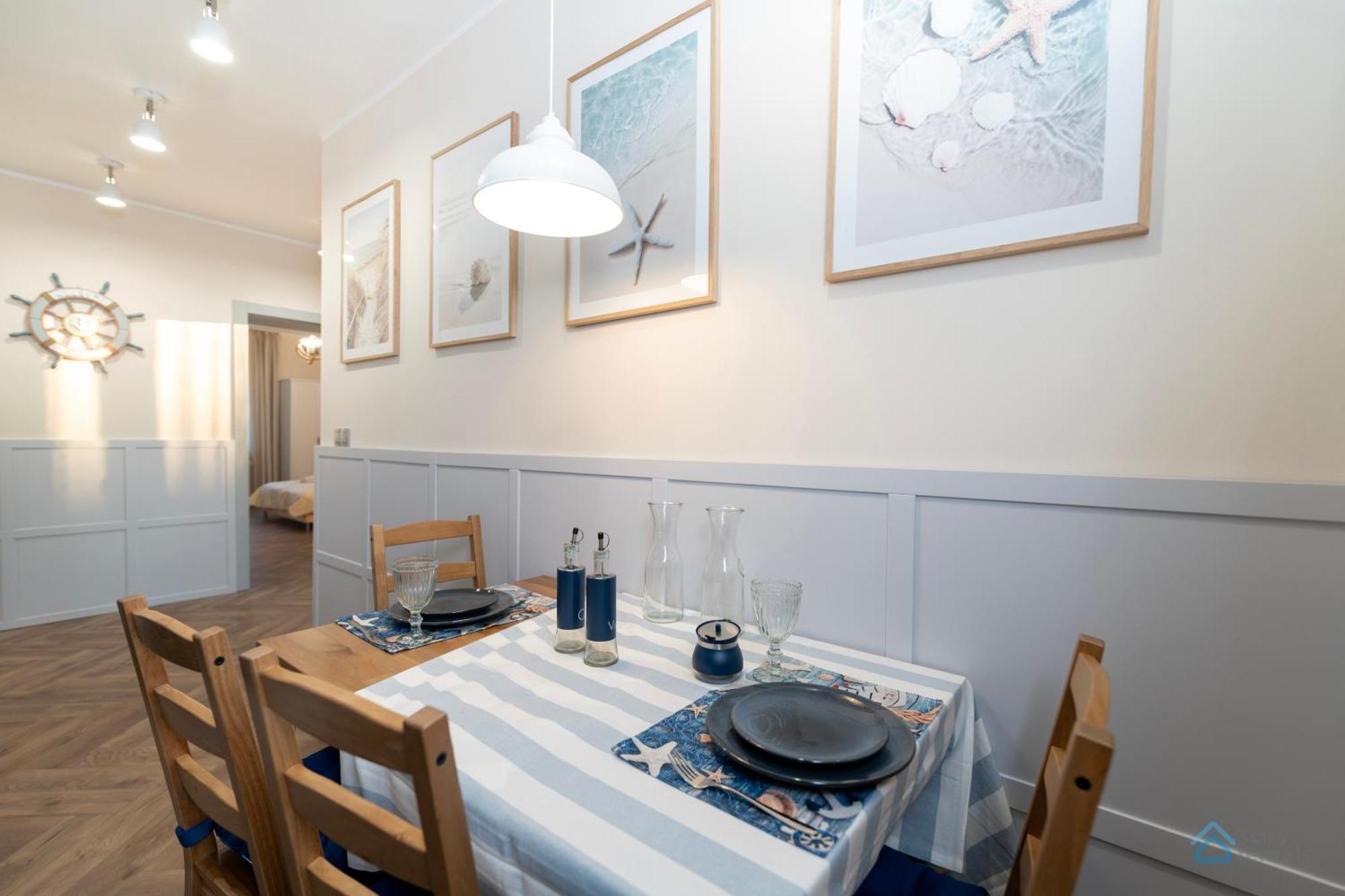 Two Bedroom 3city With Balcony In By Renters Apartment